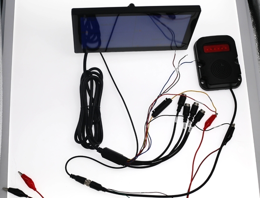 Machine d'enregistrement de carte SD 4G montée sur une voiture tout-en-un avec surveillance à 4 canaux et positionnement GPS